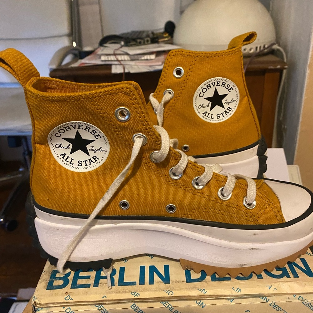 Women’s Converse run star hightops size W 6